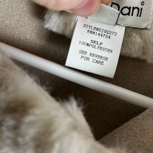 Davi & Dani Reversible Faux Fur Snow Leopard Cozy Jacket Size Medium Soft Cream - Picture 9 of 10